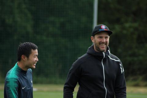 Kein Wunder, dass die Laune beim FC Waldbrunn blendend ist. Trainer Daniel Erbse (rechts) mit „Königstransfer“ Takuya Kakui von den Eisbachtaler Sportfreunden.