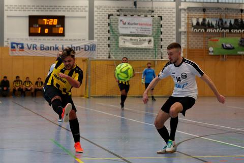 2019 schaffte es der SV Eckelshausen (links Seyhan Adigüzel) bis ins Halbfinale gegen Elmir Sekerics FC Hanau.  Foto: Jens Schmidt 