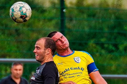 Kopfballduell: Jan Petruschke vom SSC Burg (l.) gegen den Waldsolmser Kapitän Erik Diehl.  Foto: PeB 