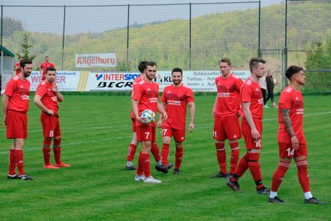 Elias Interthal (mit Ball) trägt wieder das Trikot des FC Angelburg, was nicht nur Tazim Turp (rechts) freut. © Jens Kauer