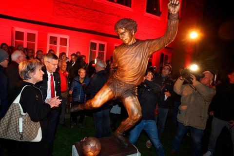 Sorgt nicht nur für staunende Blicke, sondern auch für viel Diskussionsstoff in den sozialen Medien: die Bronzestatue des ehemaligen FC-Bayern-Torjägers Gerd Müller in Nördlingen. © dpa