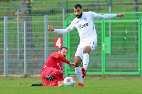 Trifft mit dem VfB Marburg in der kommenden Hessenliga-Saison wieder auf Michael Fink und den FC Gießen: Del-Angelo Williams (r.) ist zurück bei den „Schimmelreitern“.
