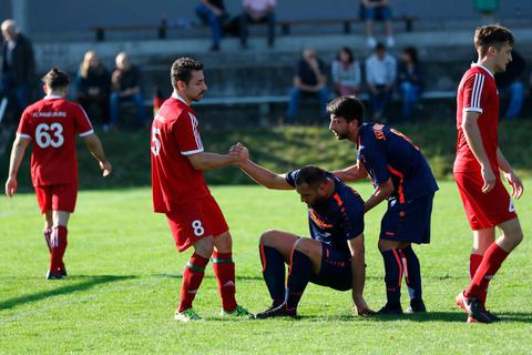 Fair geht vor! Der Angelburger Taygun Turp (links) hat eine helfende Hand für Hörlens Torjäger Ümit Kurudere.  Foto: Jens Schmidt 
