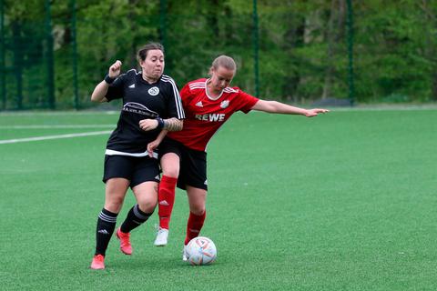Johanna Schlagl (rechts) brachte Erdhausen am Mittwoch beim 1:3 gegen Eschenburg in Front. Vor allem auf ihr ruhen am Samstag im Derby in Friedensdorf die Hoffnungen der Kickers. Jens Schmidt