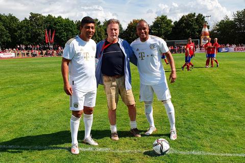 Trio der Bayern-Stürmer: Umrahmt von Giovane Elber (links) und Paulo Sergio führte der Hinterländer Reiner Künkel den Anstoß zum Spiel der Bayern Legends gegen die FCE-Traditionself aus. Foto: Herbert Lenz 