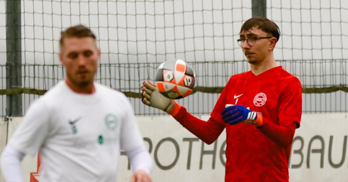 Mike-Thomas-Gladenbachs-junger-Riese-im-Fu-balltor