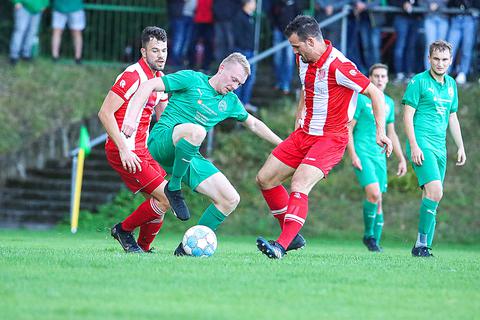 David Heuser (am Ball) zog mit dem SSV Endbach/Günterod im Elfmeterschießen ins Viertelfiale ein, das Shoot out hatte Markus Herold (rechts) mit dem späten Ausgleichstor für Hartenrod erzwungen. Foto: Lars Hinter