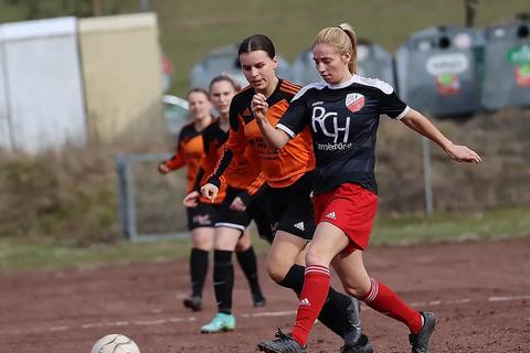 Machen demnächst gemeinsame Sache: Die Fußballerinnen des SV Kickers Erdhausen (orange) und der SG Angelburg bilden ab kommender Saison eine Spielgemeinschaft.