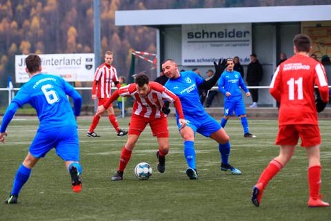 Jannik Jung (am Ball) und der SV Hartenrod gewinnen gegen den FV Breidenbach II und Kale Ibrahim mit 3:1. © Jens Schmidt