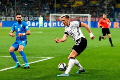Die Fallhöhe ist für Nico Schlotterbeck (r.) im Israel-Test nicht gering gewesen. So positiv es auf dem Platz dennoch für die DFB-Elf läuft, so positiv soll es nicht daneben zugehen. Foto: dpa 