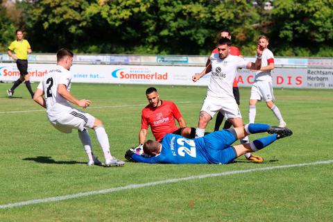 Keinen Stich setzt Biedenkopf in der Lahnaue: SCW-Keeper Moritz Weese fischt Enes Hidic den Ball weg. Foto: Christian Halling 