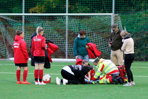 Nach der hörbaren Verletzung einer Erdhäuserin und langer Behandlungspause wurde das Gruppenliga-Match am Hasengarten abgebrochen. Foto: Jens Schmidt 
