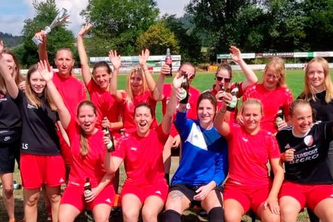 Auswärtscoup: Die Fußballerinnen der SG Angelburg feiern den Turniersieg auf dem Sportgelände des Gruppenliga-Rivalen FSV Friedensdorf.  Foto: SG Angelburg 