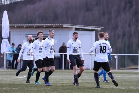 Raus mit der Freude: Der SSC Burg gewinnt erstmals seit August wieder ein Verbandsliga-Spiel.