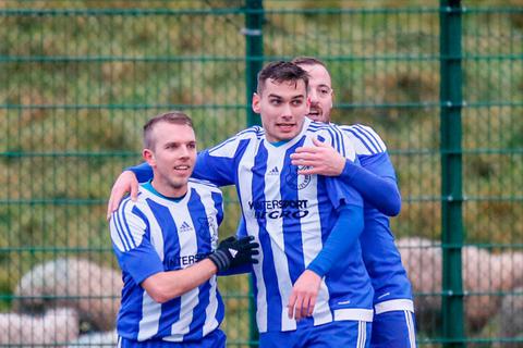 Im Herbst 2017 jubelte Phillip Willershausen (links) noch zusammen mit Yanik Berberich (der gerade seinen Vertrag beim Hinterländer A-Liga-Meister SG Dernbach/Wommlshausen verlängert hat) und Felix Baum (rechts) im Trikot des FV Breidenbach. Mittlerweile kickt der Lohraer wieder für den Gruppenligisten FSV Schröck, bei dem er seine ersten Jahre als Seniorenspieler absolvierte.  Foto: Nick Fingerhut 