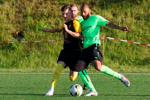 Hörlen/Lixfelds Spielertrainer Gregory Zeymer (rechts) im Zweikampf mit Bottenhorns Rettungstorschütze Luca Vogel.      Foto: Jens Schmidt 