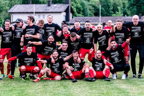 Am 25. Mai war das große Ziel mit dem 1:0-Sieg in Braunfels geschafft, die Meisterkrönung folgte drei Tage später in Leusel. Die Feiergesellschaft des VfL Biedenkopf in Braunfels: (von links) Hussein El Issa, Alessandro Gamma, Sportchef Jürgen Koch; (dahinter, von links) Joachim Rakowski, Johannes Damm, Tim Acker, Michael Roemer, Felix Michel, Fabian Koch, Dominik Geiss, Sascha Krellig, Luis Höflein, Sadettin Taskiran, Nikolai Herrmann, Cedric Löwer, Sven Reibl, Luca Kaiser, Ernes Hidic, Trainer Vladi Kovacevic; (hockend und sitzend, von links) Marco Kovacevic, Emre Yildirim, Dennis Rakowski, Jan Runzheimer, Jannik Lehnert, Torben Zaun, Jan Cegledi und Cihan Bicen.  Foto: Jenniver Roeczey 