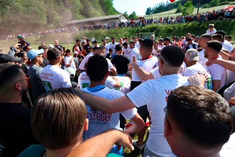 In der Kreisliga B brach Meister Vatanspor Dautphe vergangene Saison alle Zuschauerrekorde. Auch am 2. August dürfte beim Achtelfinal-Spiel gegen Rekordpokalsieger FV Breidenbach jede Menge los sein. Gekickt wird dann aber nicht auf dem Festtagsgelände in Wolfgruben, sondern auf dem Hommertshäuser Hartplatz. Jens Schmidt