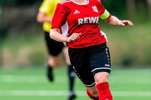 Tamara Nolte setzt sich mit den Erdhäuser Kickers im Derby gegen Angelburg mit 3:1 durch. © Stefan Tschersich
