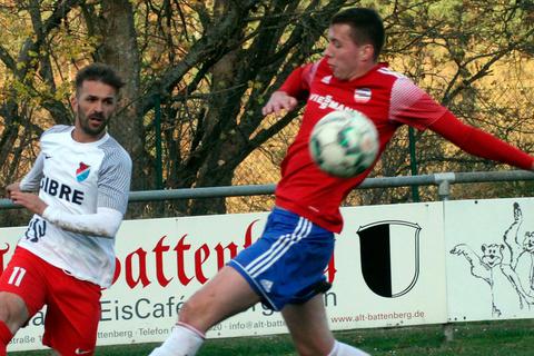 Hüsni Tahiri (l.) vom TSV Steinbach II flankt den Ball gegen Hendrik Wickert vom FC Ederbergland nach innen. Foto: Wilfried Hartmann 