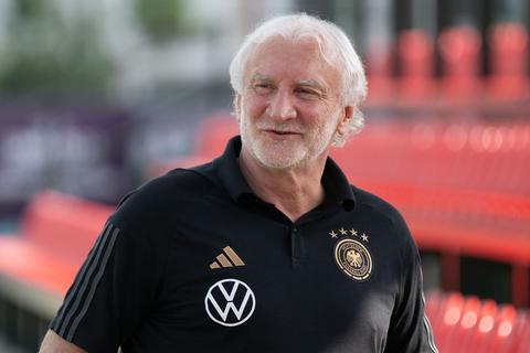 Rudi Völler übernimmt einmalig Trainerposten der Nationalmannschaft.