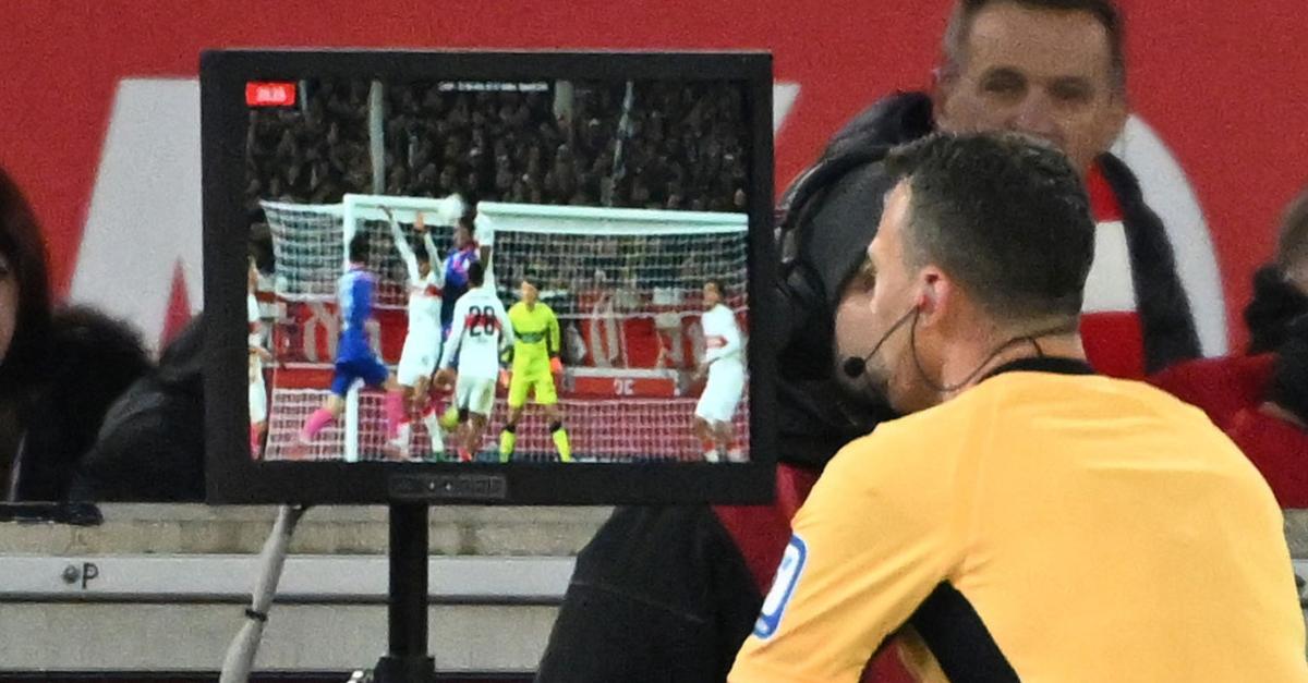 Schiedsrichter-Chef-Collina-f-r-Videobeweis-bei-Eckb-llen