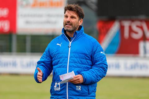 Frankfurt winkt: Adrian Alipour, Trainer des TSV Steinbach.  Foto: Björn Franz 