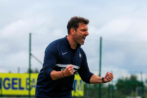 Es läuft rund für den TSV Steinbach: Trainer Adrian Alipour bejubelt in Balingen den vierten Erfolg in Serie. Foto: Björn Franz 