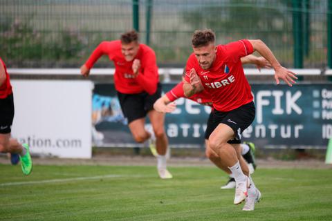 Mächtig ins Schwitzen kommen die Arrivierten wie auch die Neuen bei der ersten Übung des neuen Athletikcoaches Alexander Ryan, hier der frühere Walldorfer Jonas Singer. Foto: Nick Fingerhut 