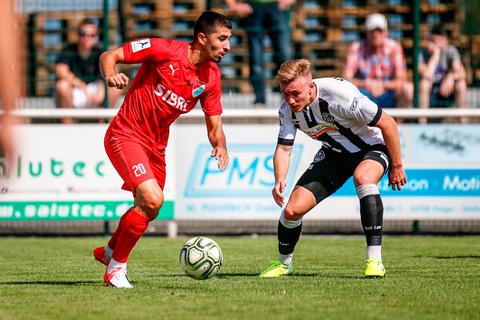 Geht ins Dribbling: Serhat Ilhan (l.) vom TSV Steinbach Haiger gegen Andreas Knipfer vom VfR Aalen. Foto: Nick Fingerhut 
