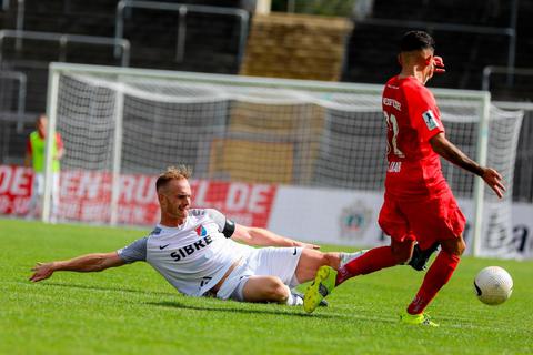 Steinbachs Kapitän Benjamin Kirchhoff (l.) packt gegen Kassels Nael Najjar die Grätsche aus. Die zumindest lange Zeit stabile Abwehr des TSV ist eines der positiven Aspekte beim Remis in Nordhessen. Foto: Björn Franz 