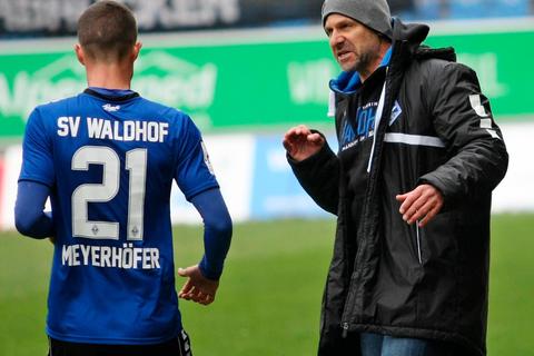 Freuen sich auf das Spitzenspiel am Montag: Waldhof-Trainer Bernhard Trares (r.) und sein Spieler Marco Meyerhöfer. Foto: dpa 