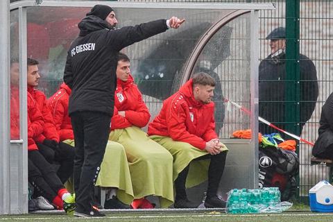 Am Samstag gibt's nichts zu dirigieren: Daniyel Cimen und der FC Gießen pausieren witterungsbedingt.  Foto: PeB 
