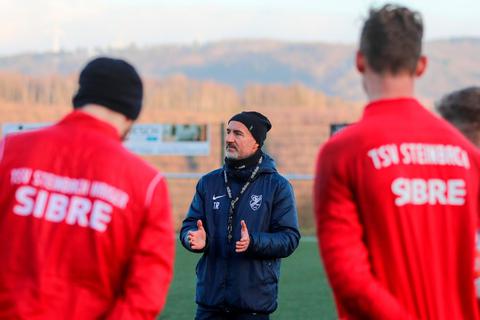Trainingsstart am Donnerstag: Trainer Ersan Parlatan (M.) gibt erste Anweisungen an sein neues Team vom TSV Steinbach. Foto: Björn Franz 