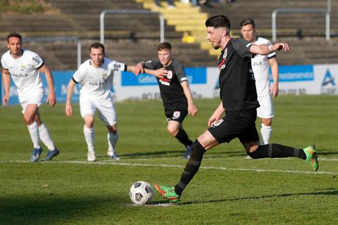 Das 1:0 ist unterwegs: Nikola Trkulja verwandelt den Elfmeter, verursacht an Gabriel Weiß, in Minute 28 souverän. Foto: Ben 