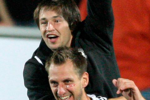 Sensation an der Kaiserlinde: Die Elversberger Ex-Spieler Denis Omerbegovic (oben) und Martin Willmann freuen sich 2010 nach dem Sieg im DFB-Pokal gegen Erstligist Hannover 96. Foto: dpa 