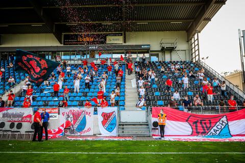 Machen vor, während und nach dem Finale am Bornheimer Hang auch in kleinerer Menge mächtig Alarm: die Fans des TSV Steinbach Haiger. Foto: Björn Franz 