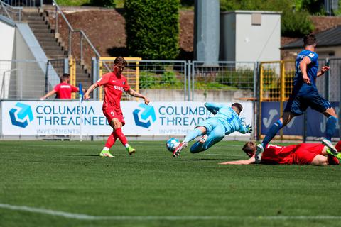Schiebt locker ein: Steinbachs David Nieland (l.) trifft gegen Hoffenheim II zum 2:0-Endstand. Foto: Björn Franz 