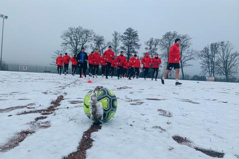 Lauftraining auf schneebedecktem Geläuf: Der TSV Steinbach Haiger macht sich bereit für den winterlichen Re-Start. Foto: Verein 