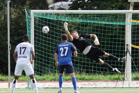 Machtlos: Tim Hansen im Tor des TSV Schott Mainz kassiert das 1:4 gegen den SGV Freiberg. Der Regionalligist hängt früh zum Saisonstart im Tabellenkeller fest. Nun warten Spitzenteams: Erst geht es nach Homburg, dann kommt Kickers Offenbach. Foto: Jörg Henkel/hbze