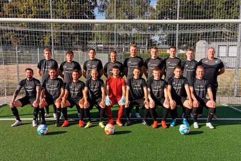Mit dieser Mannschaft geht Fußball-Gruppenliga-Aufsteiger SG Ehringshausen/Dillheim in die neue Saison: (hintere Reihe von links): Max Hanold, Daniel Graf, Aymeric Bauer, Jan Niklas Will, Fabian Grosse, Tim Russmann, Sebastian Tapp, Oliver Lorenz, Trainer Marc Steinbrenner; (sitzend, von links): Mike Zabel, Bene Neuhaus, Mike Sinkel, Patrick Schüller, Marcel Georg, Ricardo Moncousi, Nico Russmann, Michael Jeremejew, Tobias Dross. Es fehlen: Max Jung, Ferhat Kocadag, Hekuran Kureqi, Muhammet Tokmak und Maximilian Wassmuth. Foto: SG Ehringshausen/Dillheim 