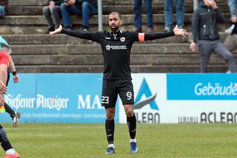 Gießens Kapitän Wessam Abdel-Ghani bleibt dem Fußball-Hessenligisten für zwei weitere Jahre erhalten.