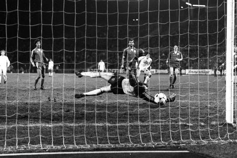 Vor mehr als 40 Jahren: Eintracht Frankfurts Torwart Jürgen Pahl muss den Schuss von Glenn Hoddle (hinten, 2.v.r.) passieren lassen, dieser Treffer zum 1:2-Anschluss für Tottenham Hotspur bedeutet das Aus der Hessen im Viertelfinale im Europapokal der Pokalsieger 1982. Foto: imago 