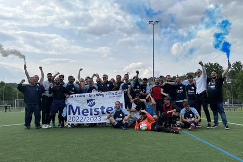 Nach dem Sieg gegen den direkten Konkurrenten SC Niedergirmes steht Blau-Weiß Wetzlar als Meister der Fußball-C-Liga Gruppe 2 fest. 
