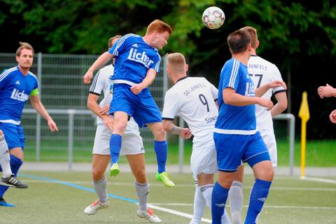 Beim VfL Biedenkopf möchten Sven John (M.) und sein RSV Büblingshausen für eine Überraschung sorgen.  Foto: Martin Weis 