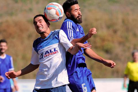 Serkan Caglayan (r.) und sein SV Hermannstein lassen beim FC Schöffengrund keinerlei Zweifel aufkommen und fertigen das Schlusslicht mit 5:1 ab. Foto: Martin Weis 