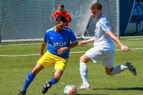 Am Ball geblieben: Nebil Yener (l.) vom FSV Braunfels im Duell mit Vincent Berledt von der TSG Wieseck. © Michael Schepp