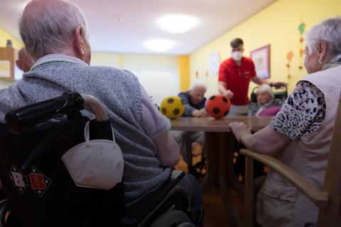Bewohner spielen im Altenheim Haus Fehlatal der BeneVit Gruppe mit Bällen auf einem Tisch. (zu dpa: "Corona-Situation in Altenheimen") +++ dpa-Bildfunk +++
