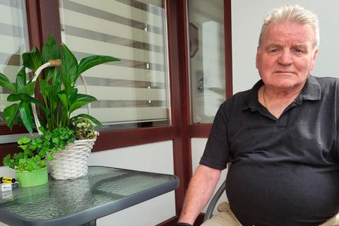 Auf seinem Balkon in der Dillenburger Innenstadt schwelgt der einst beinharte Verteidiger Dieter Mietz gerne in Erinnerungen. Foto: Alexander Fischer 