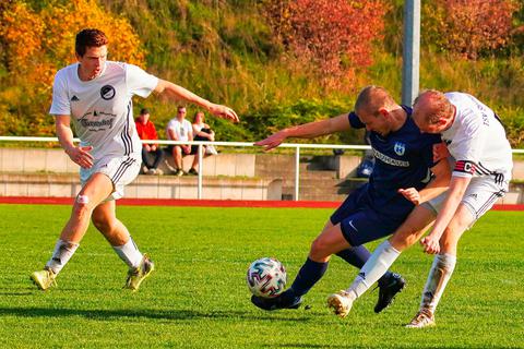 Eng am Mann: Tim Bloch (r.) vom TSV Steindorf gibt seinem Heuchelheimer Gegenspieler Julian Weiser (M.) nicht viel Zeit und Luft zum Atmen. © PeB